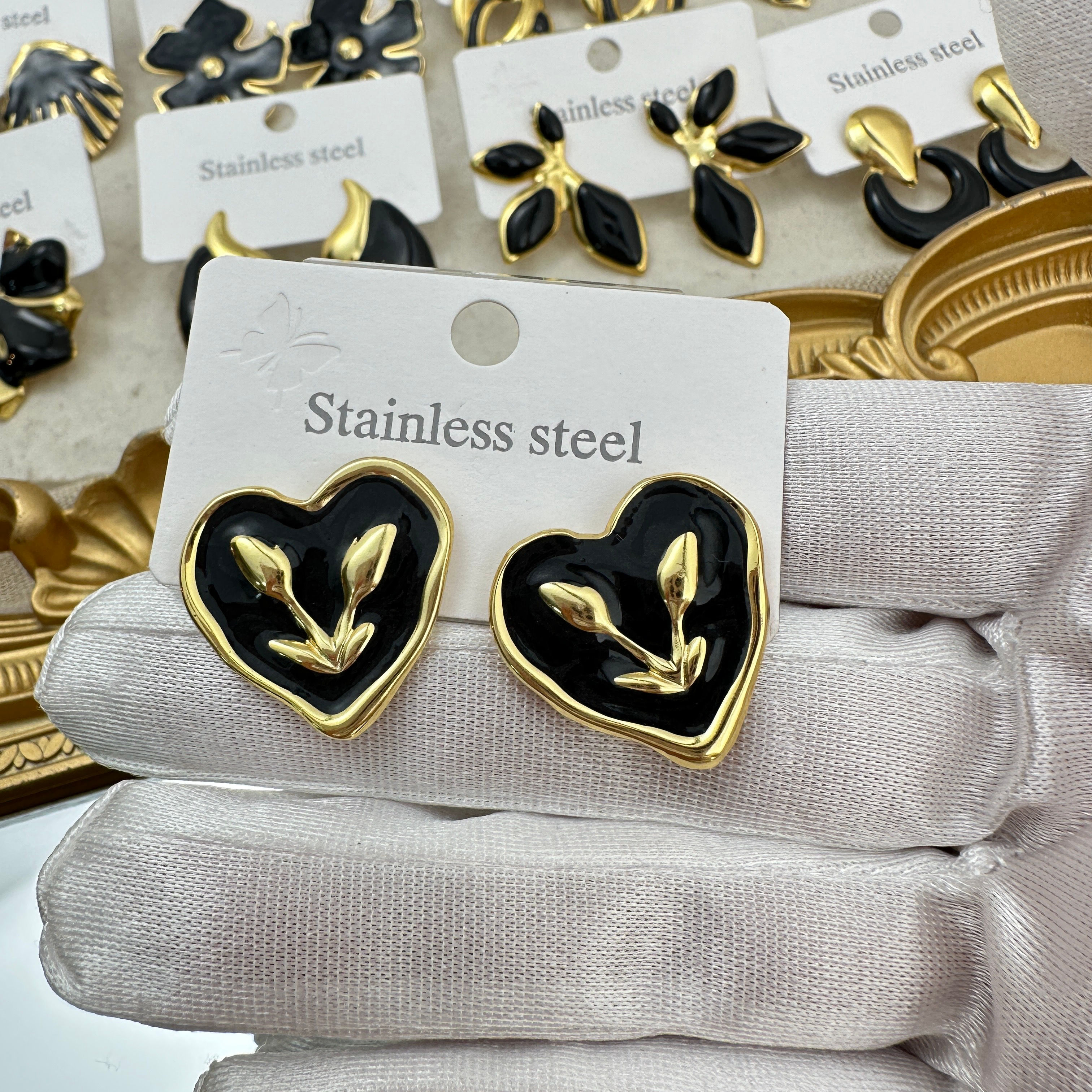 Aretes corazón negro con tulipán 