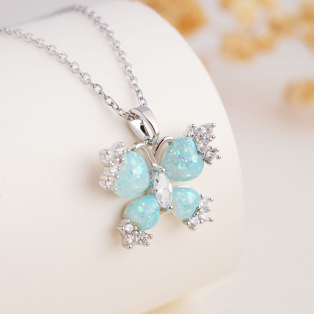 Collar plateado de mariposa celeste