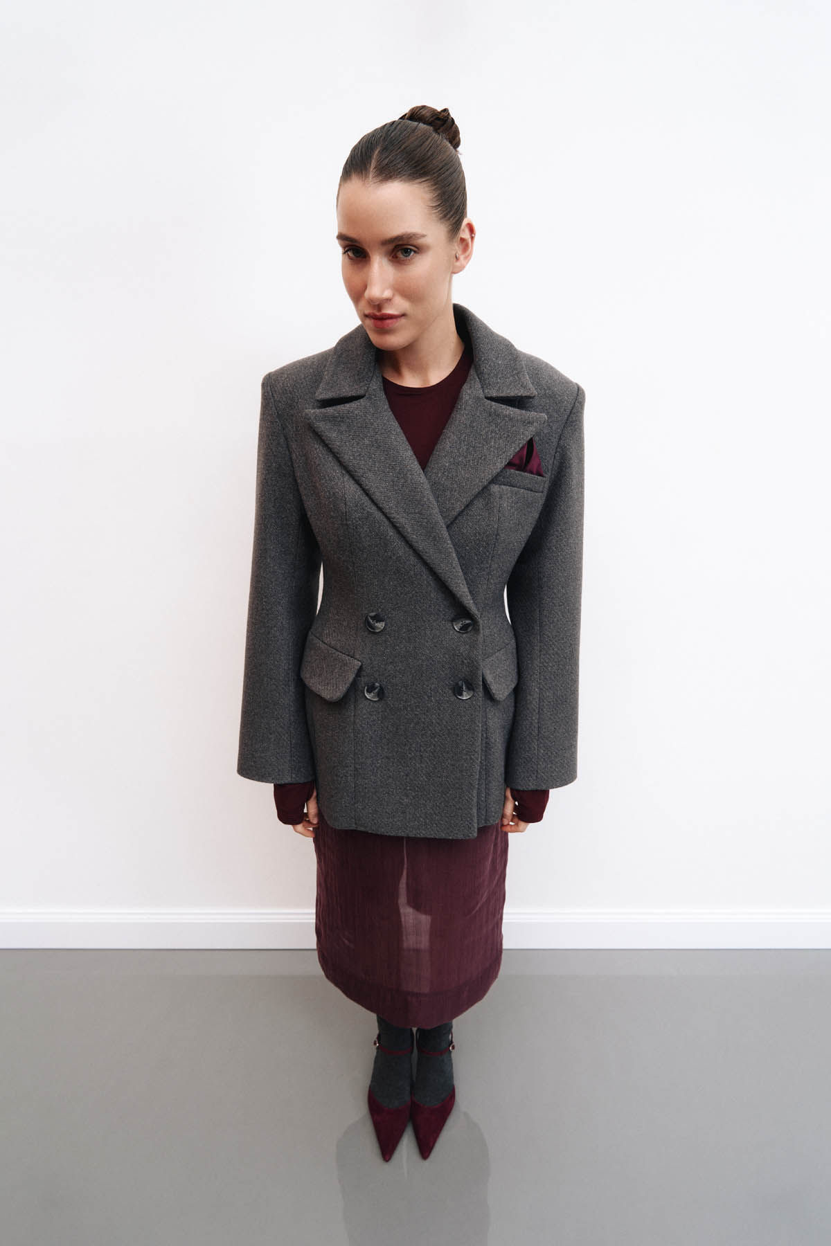 Сіре пальто приталеного силуету