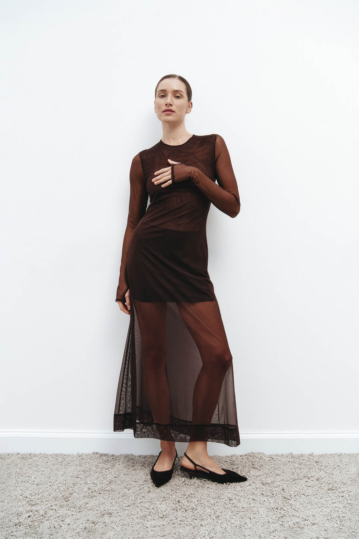 Коричнева довга сукня на підкладці