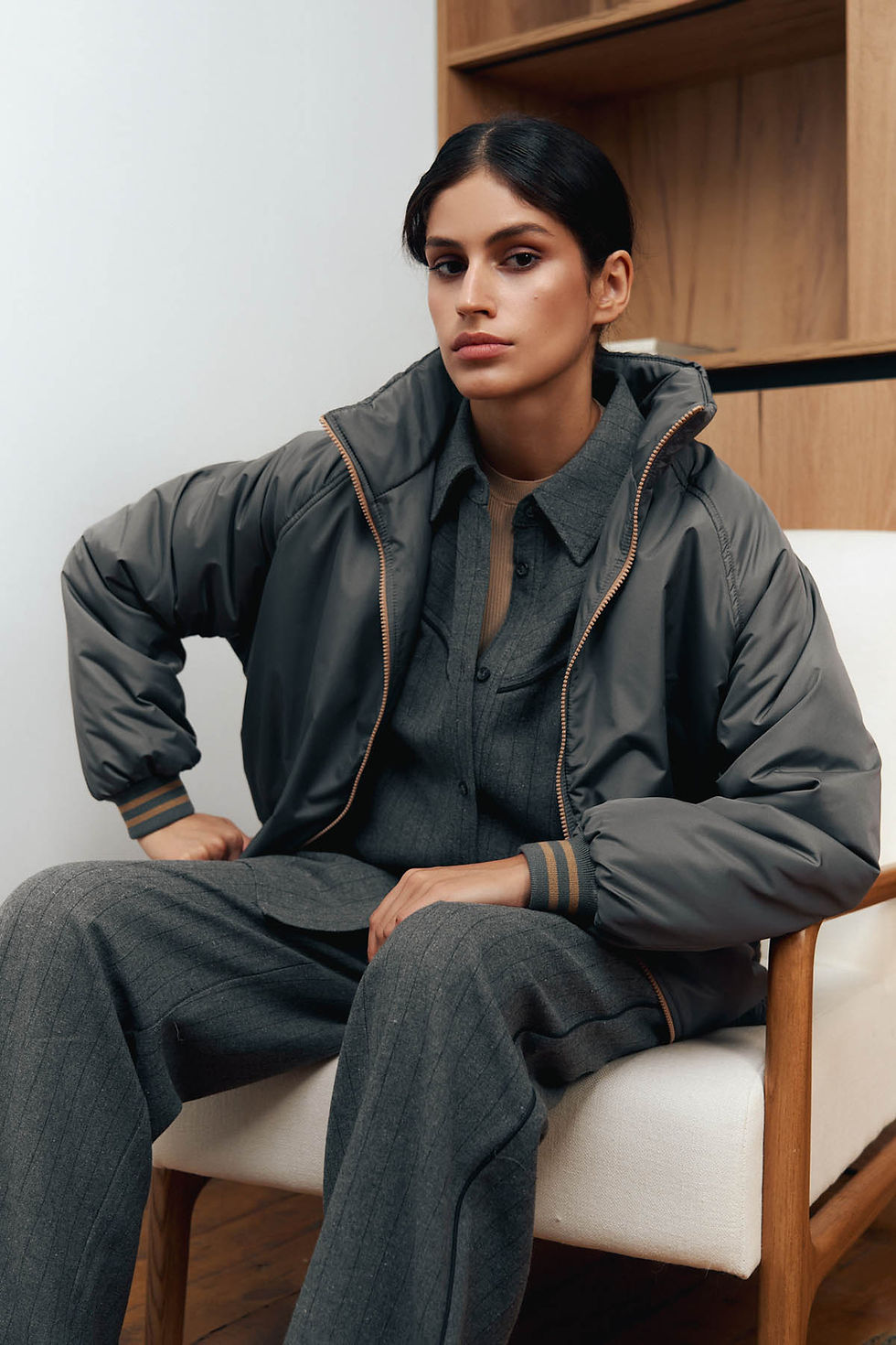 Прев'ю: Утеплений сірий бомбер з кишенями