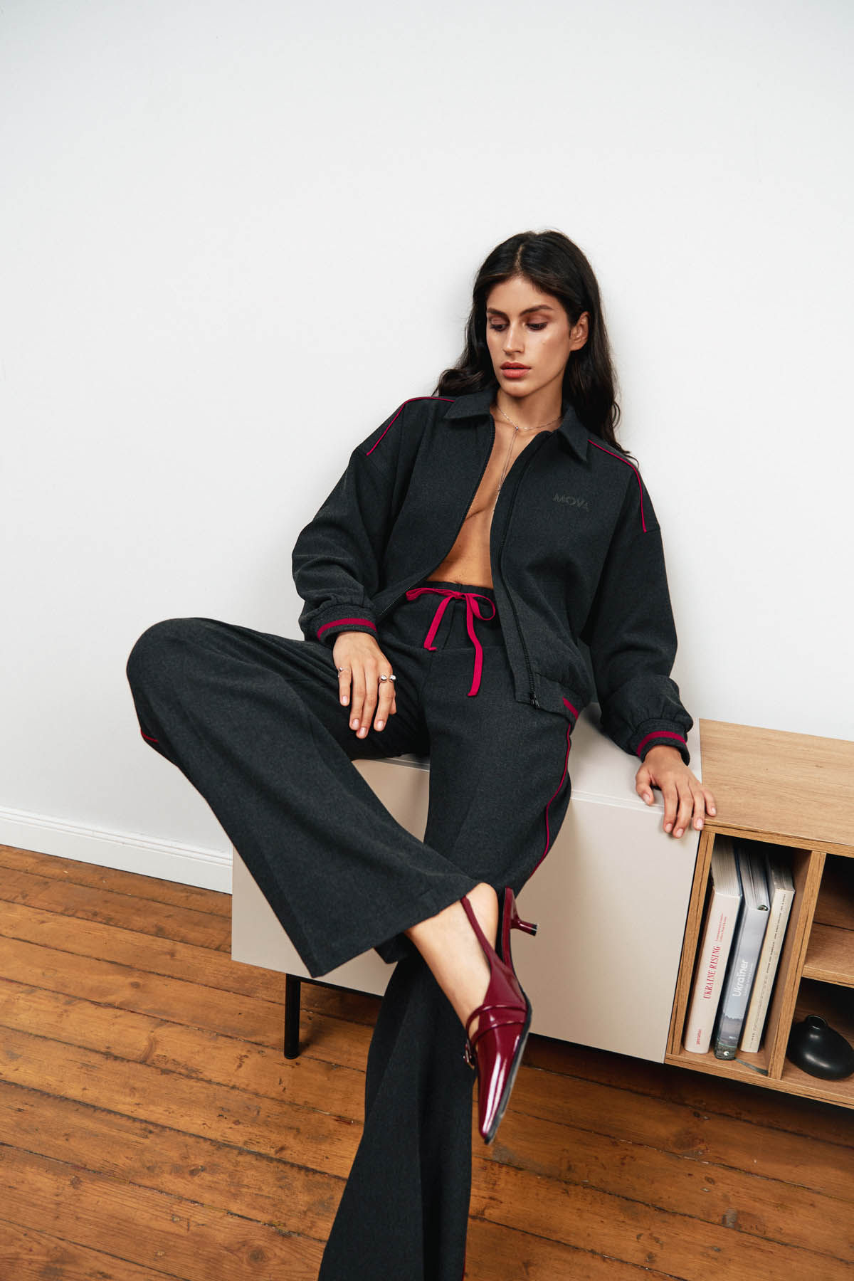 Темно-сірі  штани з декоративним кантом