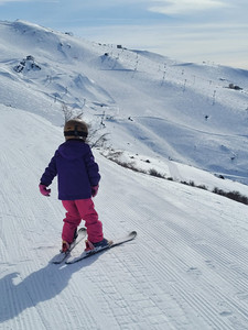 Una niña pequeña esquía en las pistas del Cerro Catedral, en Bariloche