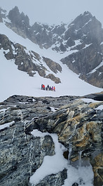 Personas participan de un curso de seguridad en nieve en el Cerro Catedral