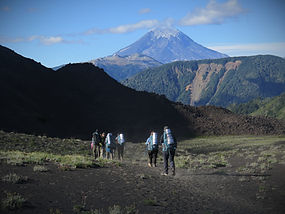 Un grupo de personas hace trekking en cercanías del volcán Lanín durante el programa de educación outdoor Es Ahora de Patagonia On Foot en San Martín de los Andes, Argentina