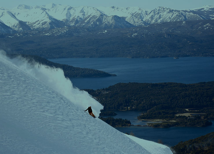 una persona hace snowboard en el cerro catedral