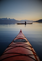 Un grupo de personas durante una expedición en kayak en el canal de Beagle, Ushuaia
