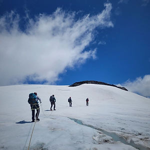 Un grupo de personas cruza el Glaciar Alerce en el Cerro Tronador en Bariloche durante un programa de Patagonia on Foot