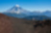 Un grupo de personas camina con el volcán Lanín detras durante un progama de Patagonia on Foot