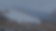 Un grupo de personas camina en la montaña rodeados de nieve en medio de una nube.