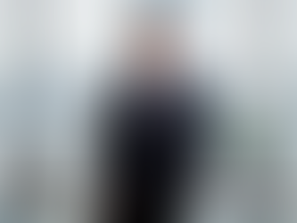 The image depicts a skilled CEO engaged in a focused discussion with senior leaders, emphasizing the importance of leadership skills and decision-making in their entrepreneurial journey. This scene highlights the coaching relationship that fosters growth and strategic insights, essential for navigating challenges in venture-backed startups.