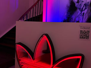 Individuelles Infinity Mirror Wandlogo für adidas – Ein Statement aus Licht, Tiefe und Design
