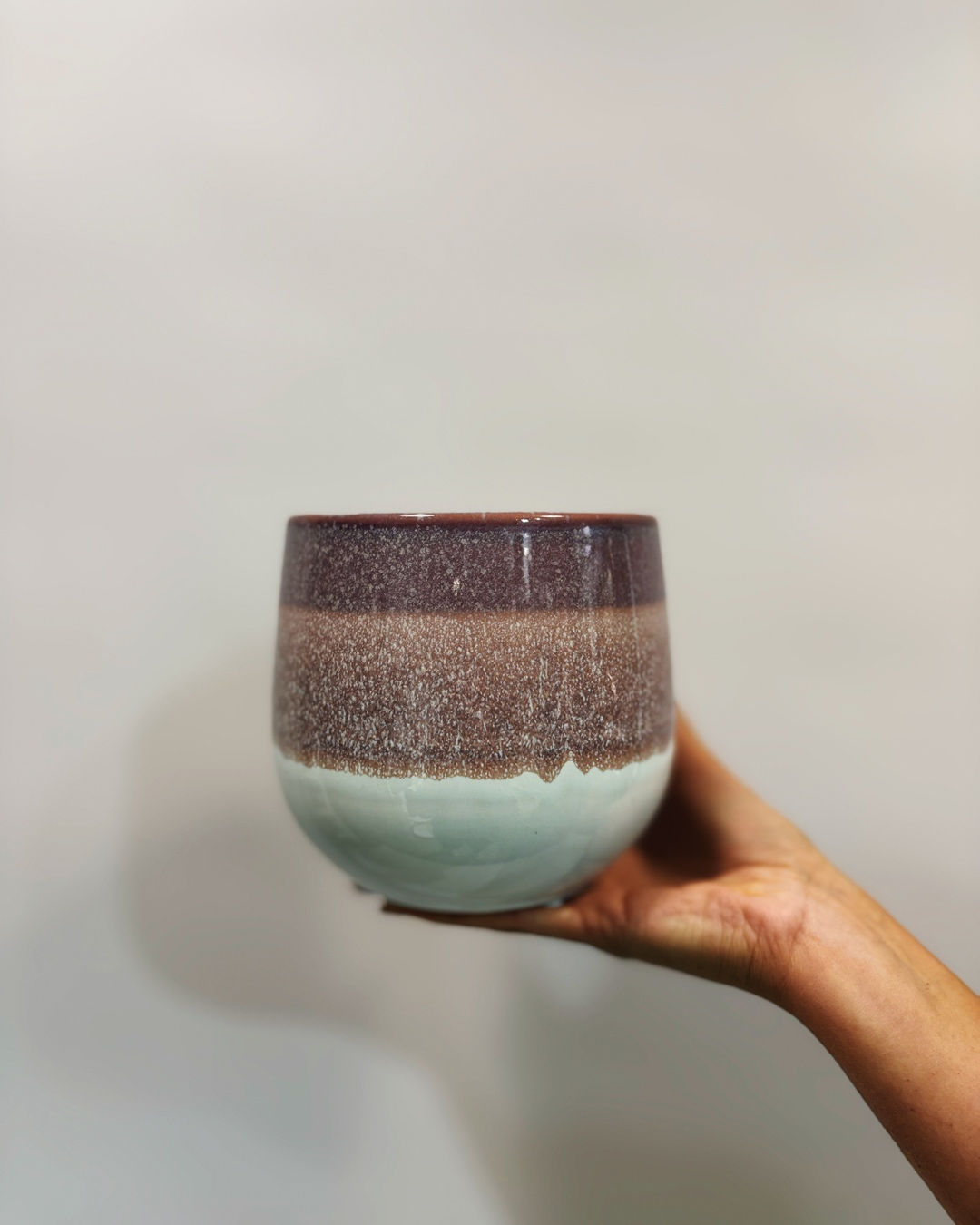 osłonka ceramiczna w różowe poziome pasy 12 cm
