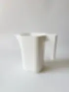 Miniatura: biała konewka do kwiatów