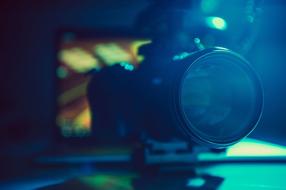 dslr-video-camera-with-telephoto-lens-at