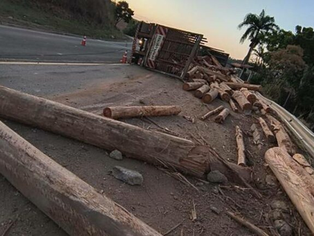 Carreta carregada com toras de madeira tomba na BR-459 em Congonhal; uma faixa segue interditada