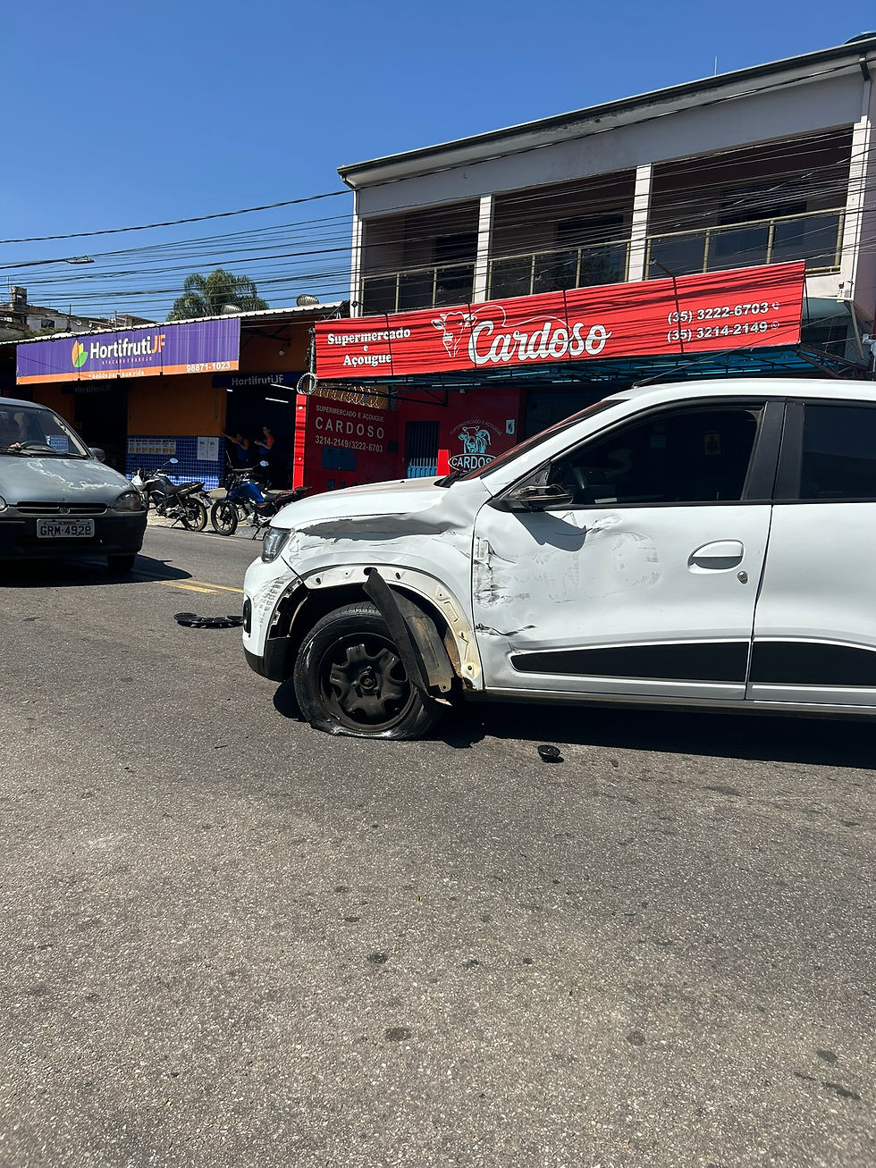 Motociclista é arremessado após batida em esquina crítica da Av. dos Imigrantes