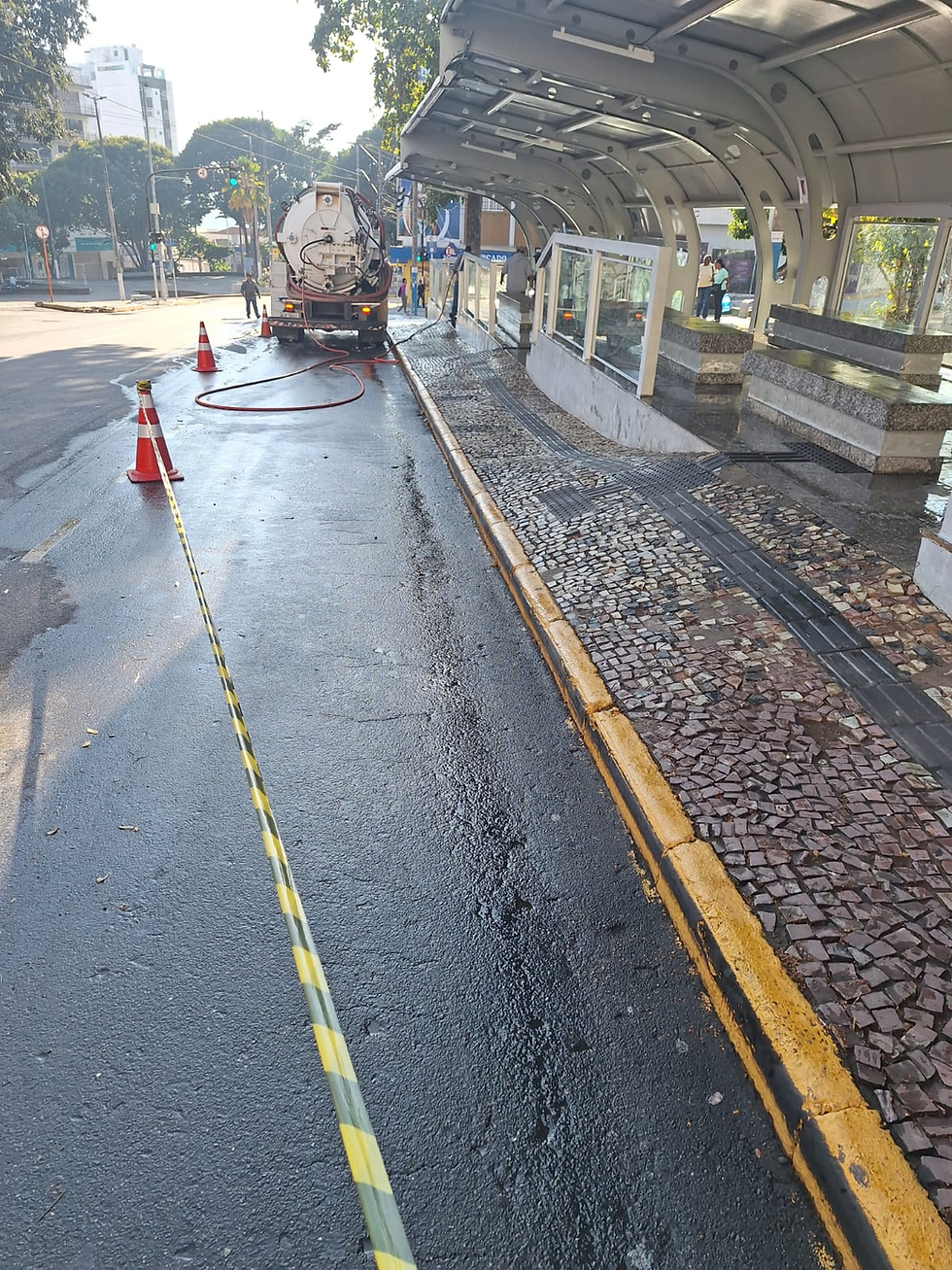 DEMUTRAN Realiza Higienização no Ponto Central de Ônibus em Varginha