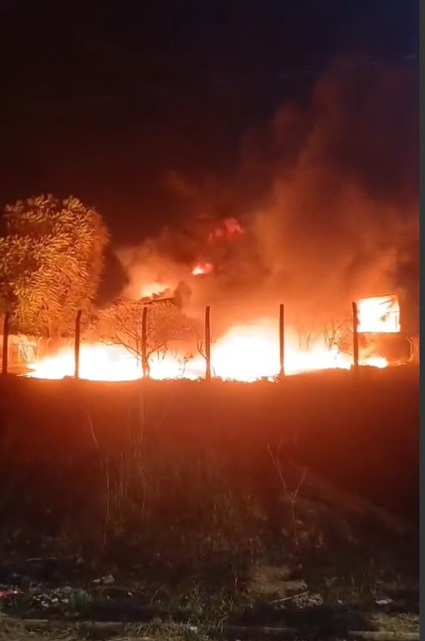 Incêndio de grandes proporções destrói galpão em Alfenas; bombeiros combatem fogo por 4 horas