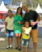 Vander, funcionário com 18 anos de dedicação à Cooper Standard, ao lado da família. Emocionado, ele resumiu o sentimento de muitos colegas: “só tenho a agradecer à empresa por fazer parte desta história”.