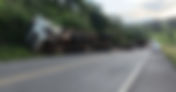 Carreta tomba na MGC-491 em Monte Belo e motorista fica ferido