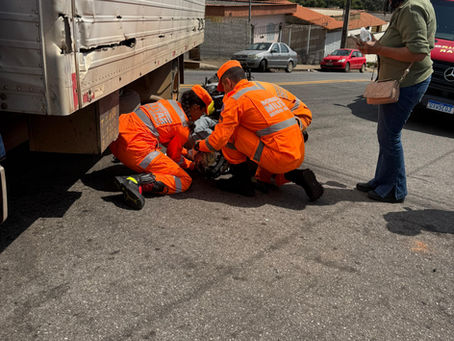 Acidente entre caminhão e motocicleta é registrado em Varginha
