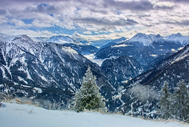 Výhled na Alpy v nad údolím horního Innu v Rakousku. Krásné hory, zima, sníh.