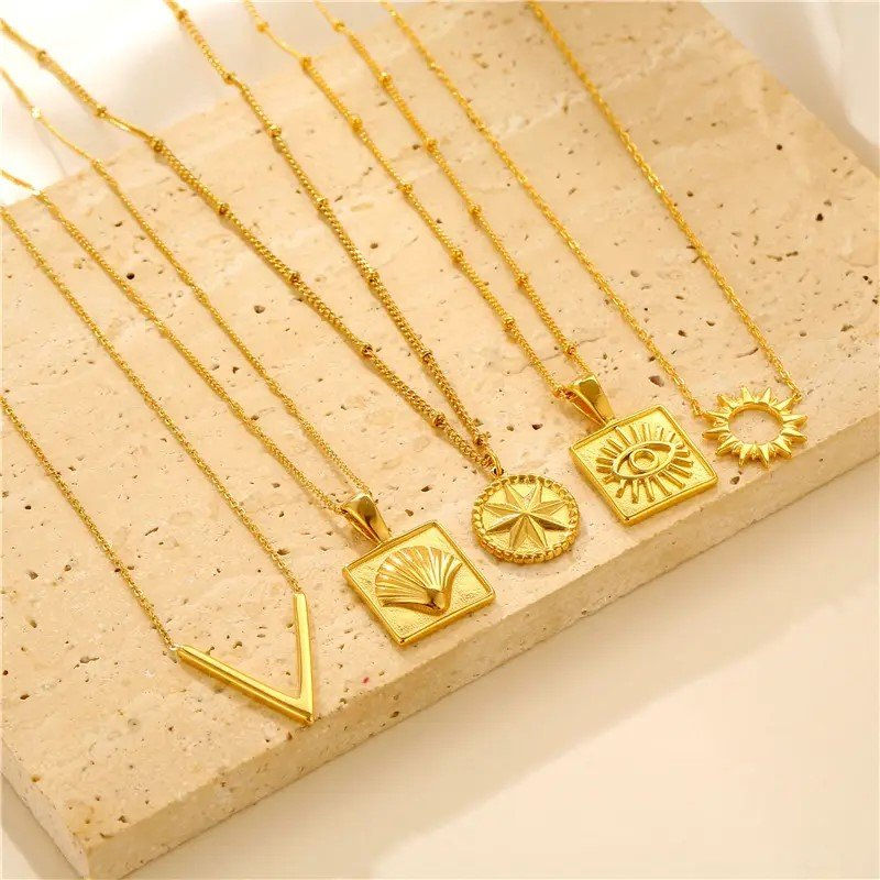 Thumbnail: 18k Gold Guiding Star Pendant Necklace