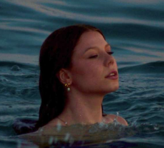 Zoya Deluxe Headshot_edited.jpg