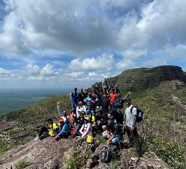 Grupo de visitantes guiados pela guia de turismo tulasi, posando para foto na frente do morro São Jeronimo