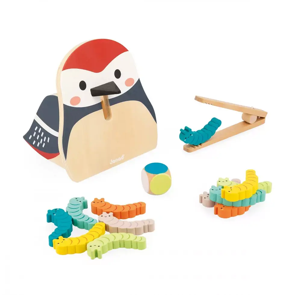 Juego de pájaro carpintero y orugas de colores