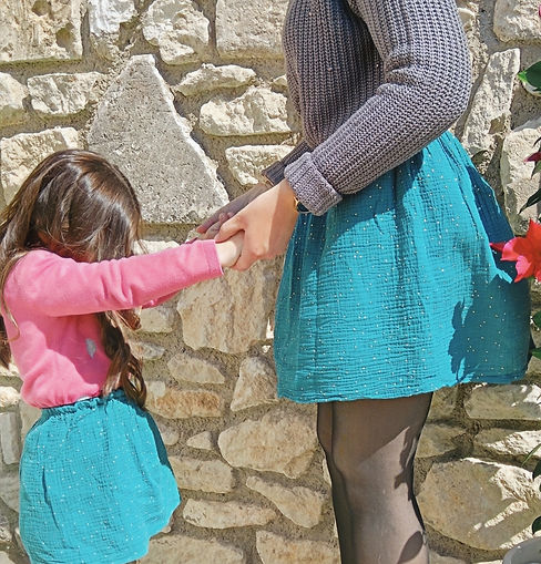 maman et petite fille qui se donnent la main, habillée pareil