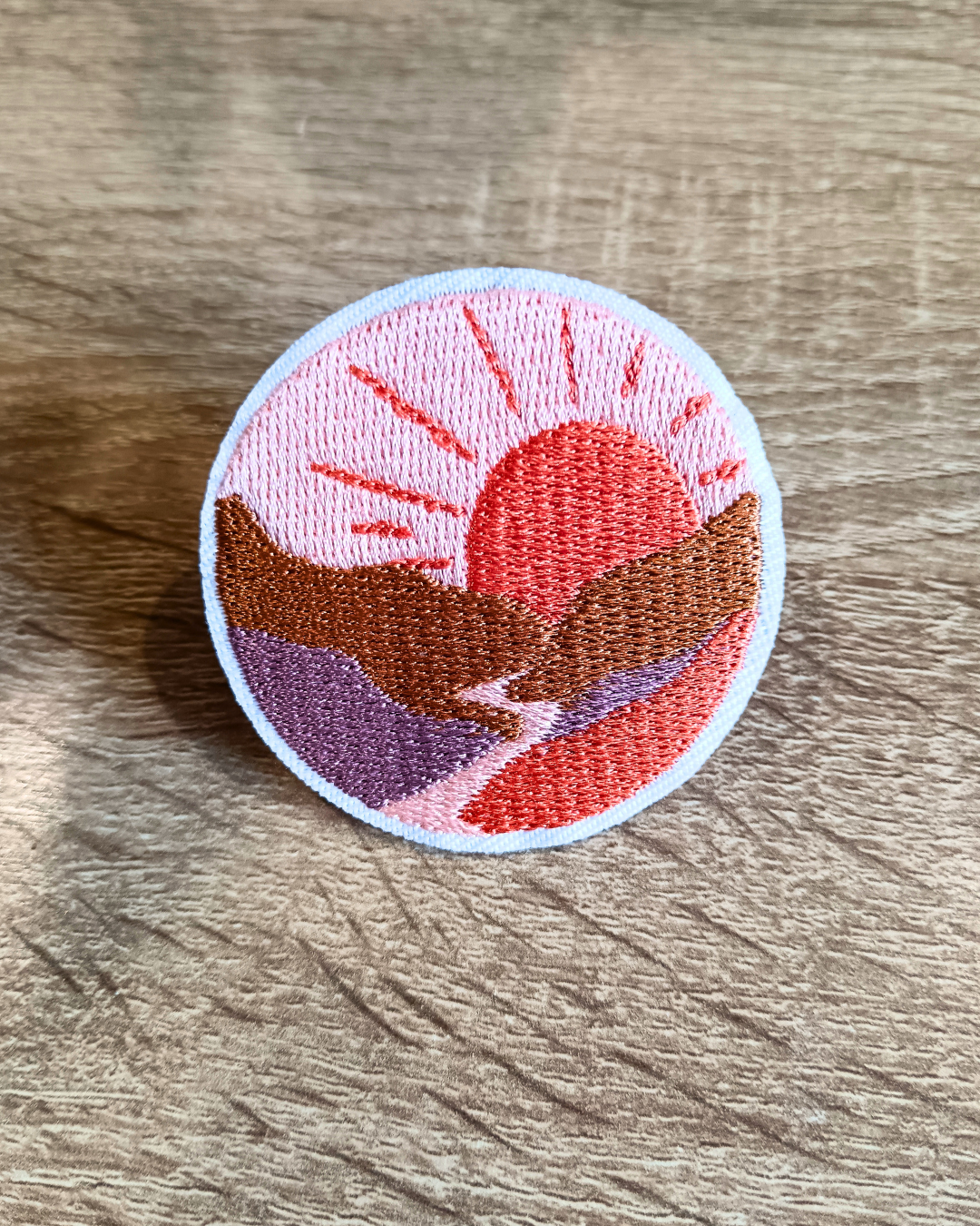 Broche brodée - "coucher de soleil"