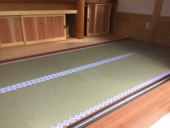 白中紋縁を付けたお寺の畳