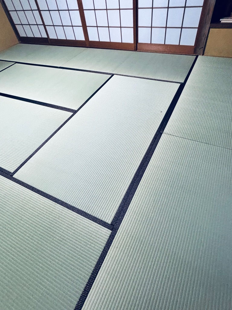 障子のある和室が明るくよみがえる。国産い草の表替え施工