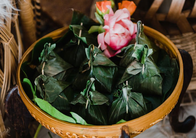 Discover the vibrant beauty of Filipino culture with our latest Glitterati Style File Wedding, showcasing the trendy Terra Cotta colour.  Immerse yourself in a stunning blend of tropical florals, indigenous decor, and a mouthwatering Kamayan feast, all inspired by the Philippines. This exotic-meets-boho wedding oasis is a of rich traditions and modern elegance.