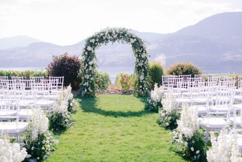 Stephanie and Donald's wedding was an experience of elegance in an elevated winery setting, infused with a charming backyard Hampton's feel.
Set in the breathtaking British Columbia landscape, their enchanting celebration featured lush greenery and delicate white florals that beautifully complemented a serene grey and soft blue colour palette. Every detail reflected a harmonious blend of sophistication and beauty, creating an unforgettable atmosphere for their special day. The scenic surroundings and tasteful decor set the stage for a truly memorable celebration.