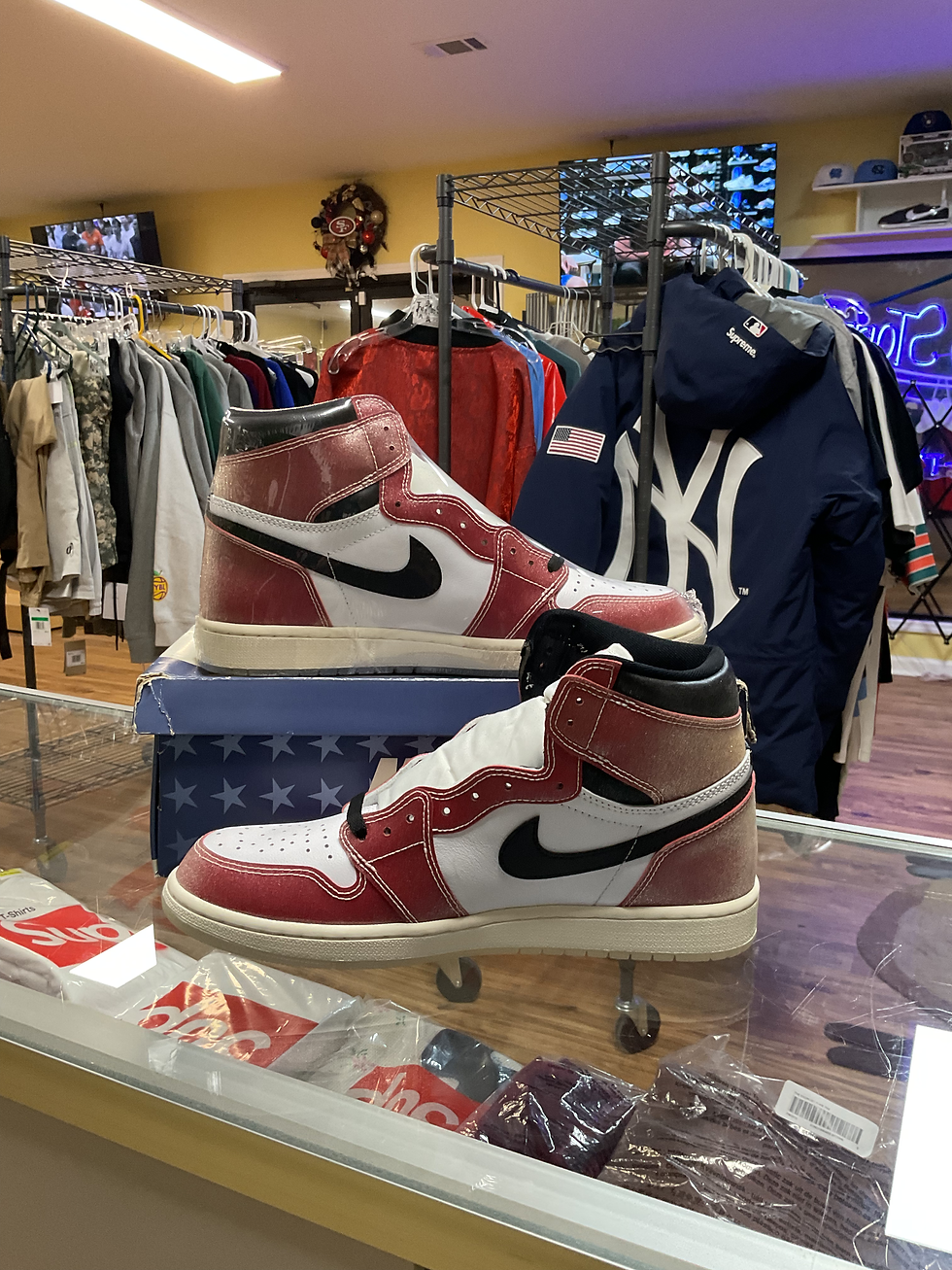Thumbnail: Air Jordan 1 High “Trophy Room” sz 11 New