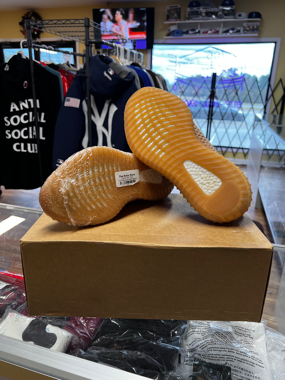 Thumbnail: Yeezy 350 “Clay” sz 7.5 Pre-Owned