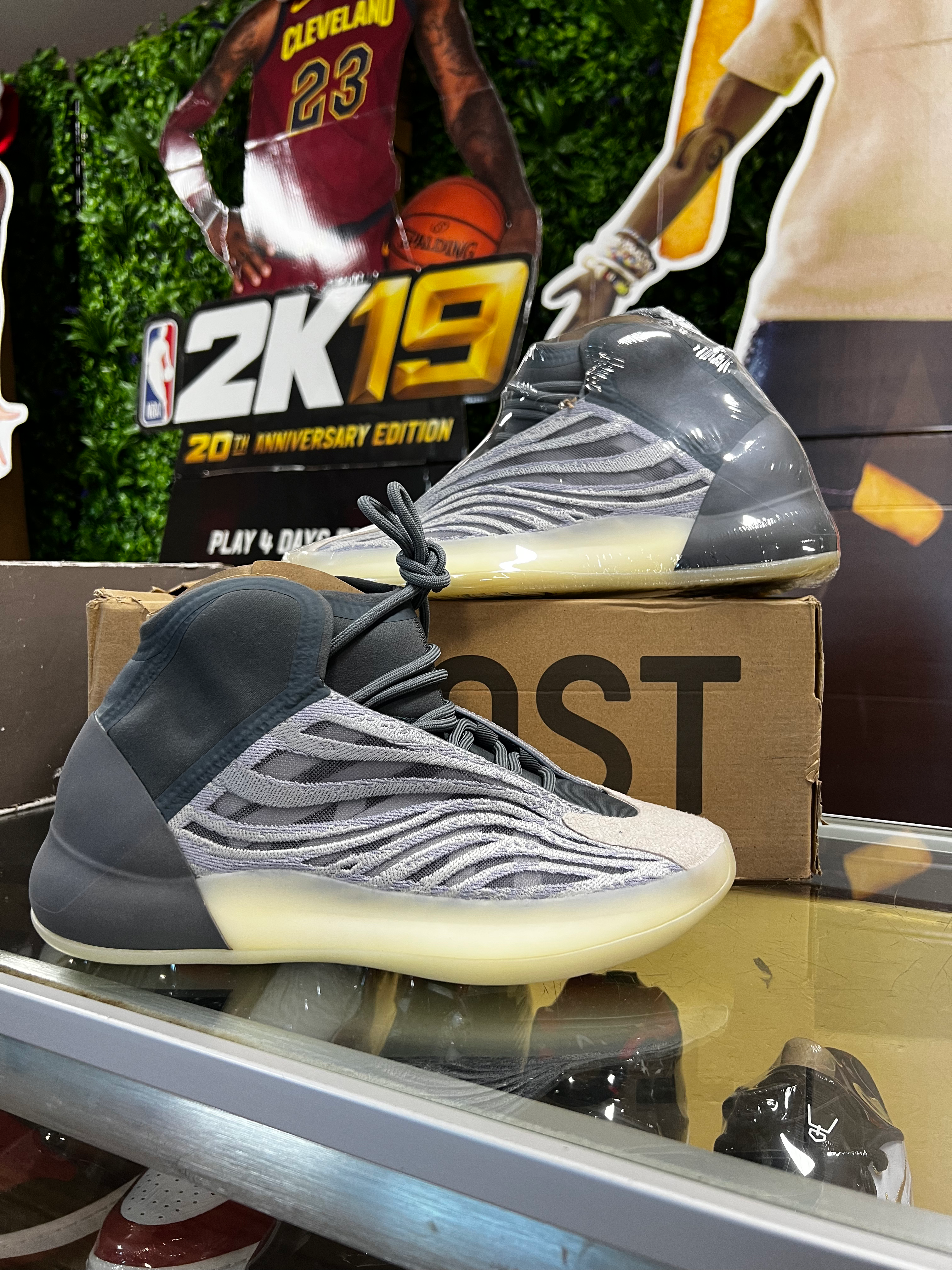 Yeezy QNTM “Mono Carbon” sz 10 New