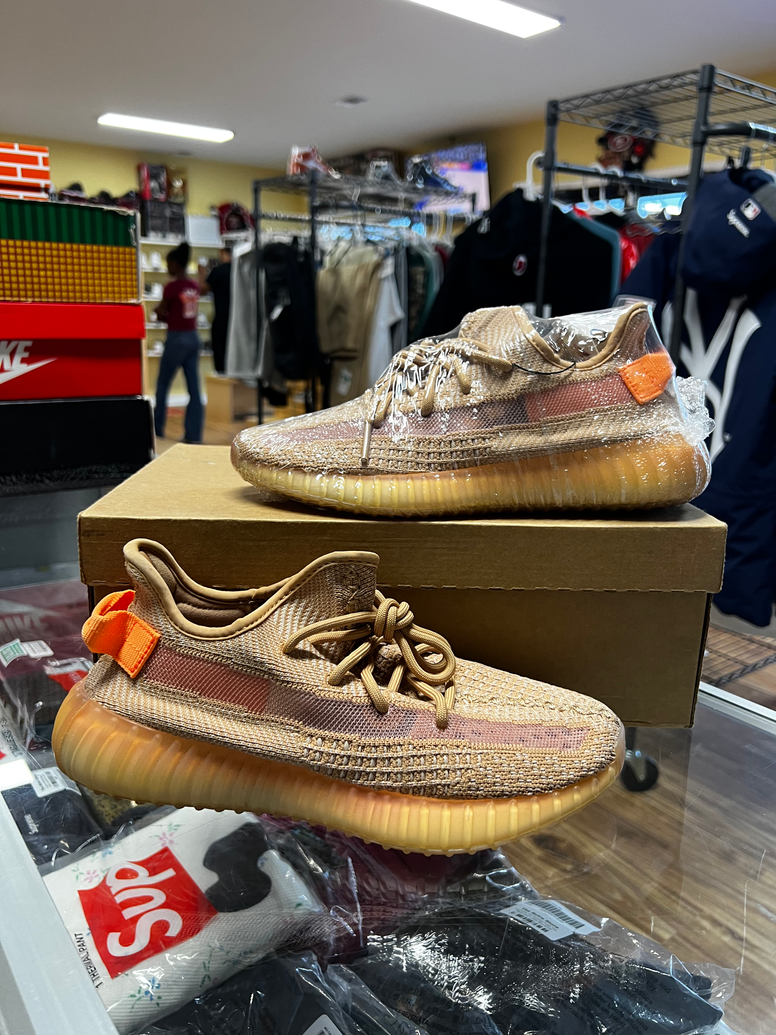 Yeezy 350 “Clay” sz 7.5 Pre-Owned