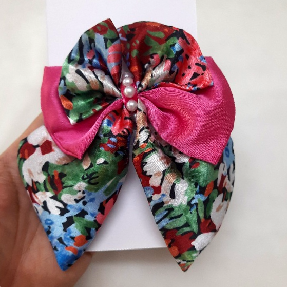 Thumbnail: Julie Hairclip 