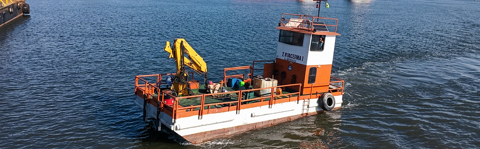 Barco de apoio marítimo de pequeno porte com guindaste articulado em navegação.