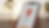 Nahaufnahme eines Smartphone-Bildschirms mit einem Dashboard zur Analyse der E-Mail-Öffnungsrate.