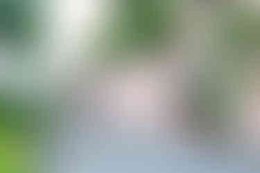 Frau sucht versteckten Hinweis im Dorf an Hauswand in Apokoronas Spiel Schatzsuche