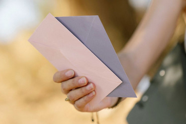 Hand hält Umschläge zur Wahl bei Schnitzeljagd auf Kreta