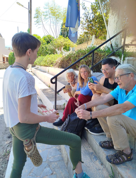 group experience Gruppenerlebnis Meeting guides in village with Ancestor letters Schatzsuche für Gruppen mit persönlichen Briefen personalisierte Schatzsuche für Teams Incentives auf Kreta In Apokoronas Chania