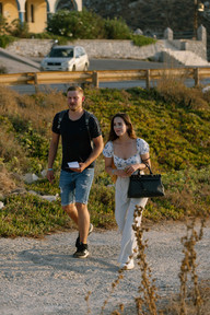Paar bei Schatzsuche am Strand und in der Natur in einer Schlucht bei Retyhmno Kreta