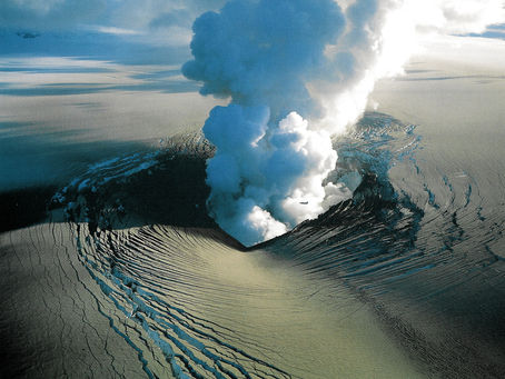 Descoberta uma cadeia de vulcões próxima à Antártica (implicações profundas)