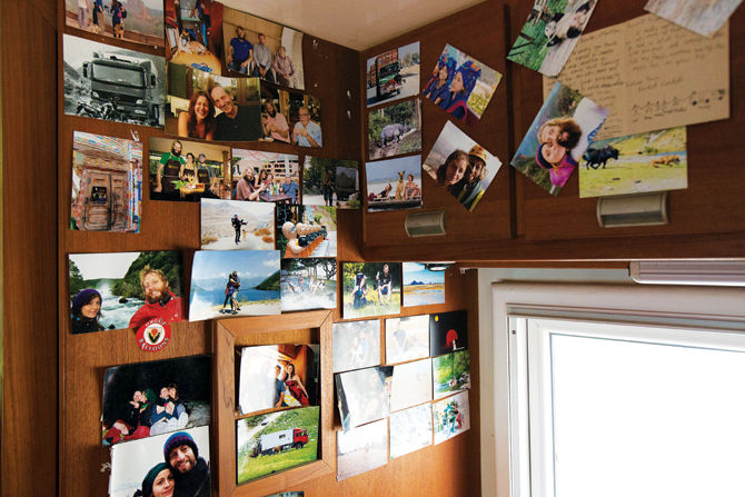 2년 동안 세계 곳곳을 누빈 사진을 벽에 걸어놓았다